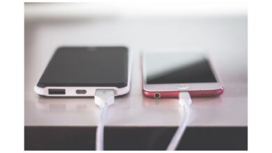 شاحنان جنباً إلى جنب أحدهما أصلي والآخر مقلد مع علامة مقارنة